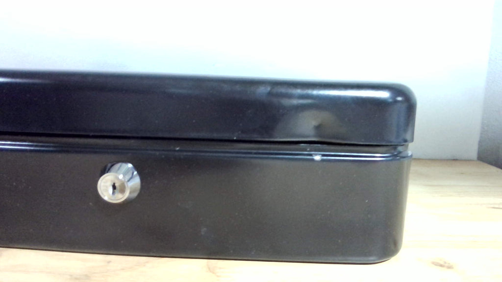 Caja Dinero Jssmst Cerradura Llave - 0.7 mm Acero Sólido, Bandeja Monedas Espuma Auto-Pop A Prueba Derrames, 4 Clips Billetes Seguros Dedo, Portátil Negocios Pequeños, 30 x 24 x 9 cm, Negro | ⚠️ Detalle en la tapa, no afecta su funcionamiento
