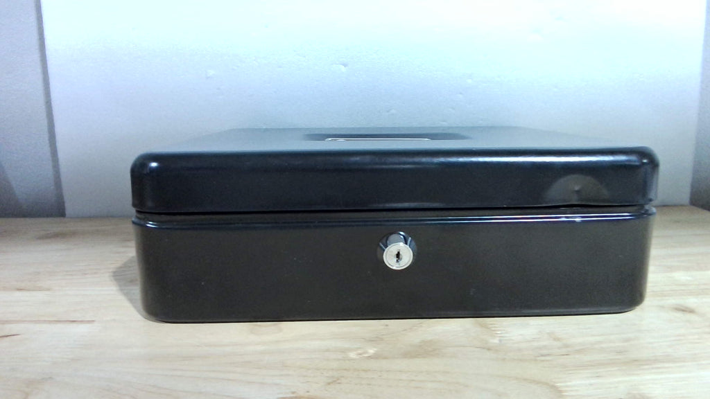 Caja Dinero Jssmst Cerradura Llave - 0.7 mm Acero Sólido, Bandeja Monedas Espuma Auto-Pop A Prueba Derrames, 4 Clips Billetes Seguros Dedo, Portátil Negocios Pequeños, 30 x 24 x 9 cm, Negro | ⚠️ Detalle en la tapa, no afecta su funcionamiento