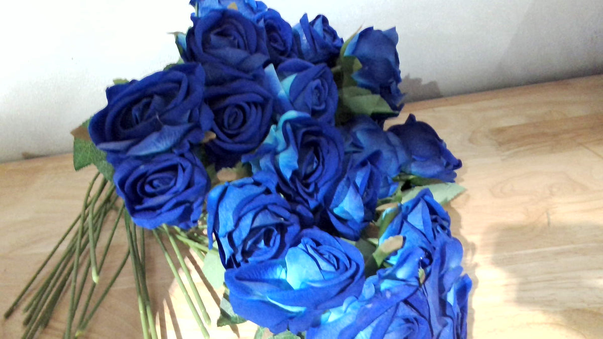 Rosas Artificiales MERIXMAS Pack 24 – Terciopelo Sedoso con Tallos para Centros de Mesa, Bodas y Decoración | Azul