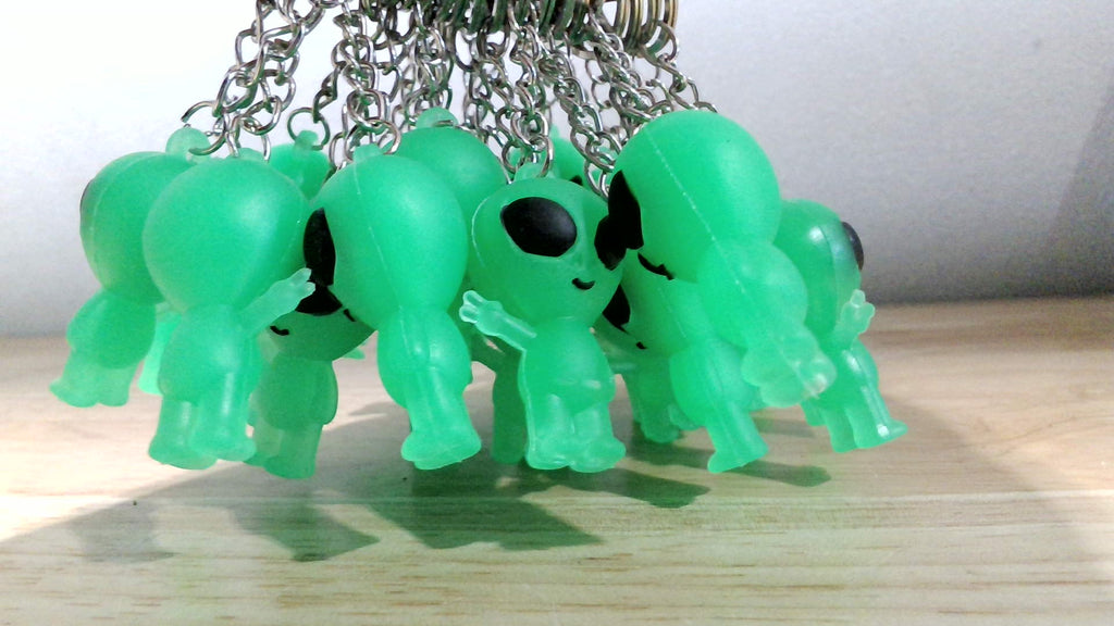 Equsion 50 Piezas Recuerdos de Fiesta Alienígenas, Llaveros Alienígenas Fluorescentes, Llaveros de Espacio Mini Rave, Figuras Aliens, Obsequios Pequeños a Granel, Premio, Relleno de Calceta Navideña para Decoración (Verde)