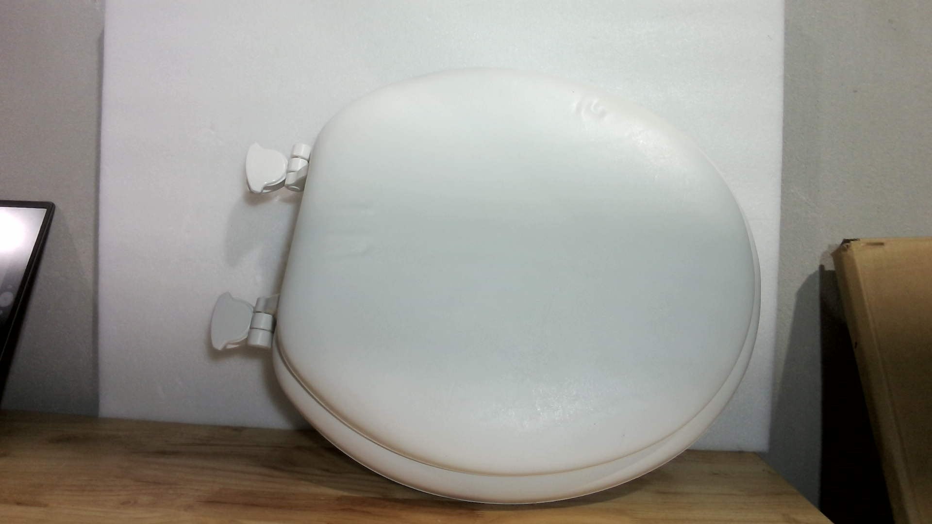 Bemis 15EC 000 Asiento de inodoro acolchado, redondo, bisagra fácil de limpiar y cambiar, sujetadores STA-TITE, color blanco, cantidad 4