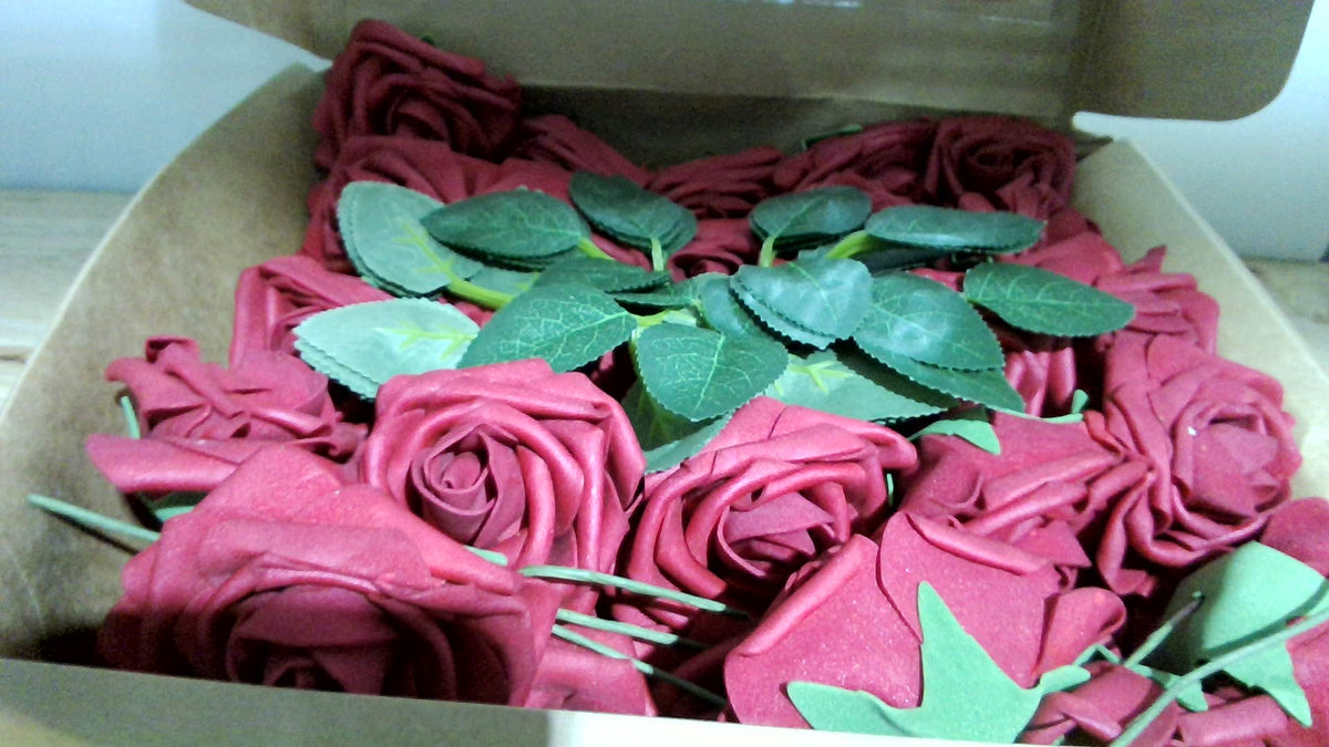 Flores Artificiales InnoGear, 50 Piezas Rosas Falsas de Espuma Rojo Oscuro al Granel con Tallos para Regalo del Día de la Madre, Decoración, Celebración, Ramos de Boda DIY, Centros de Mesa, Ducha Nupcial, Fiesta, Árbol de Navidad