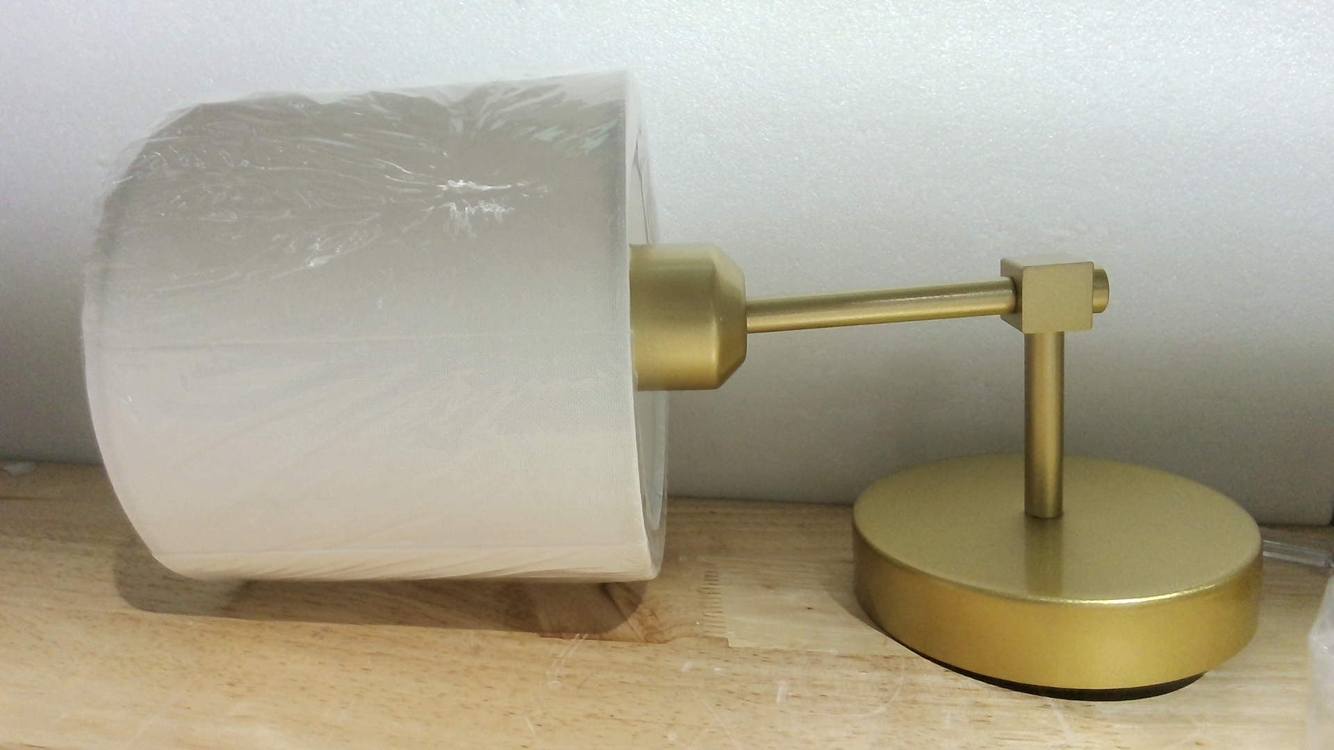 Aplique de Pared Peel & Stick con Batería – Set de 2, Acabado Dorado, Sin Cableado, Pantalla Cilíndrica Blanca