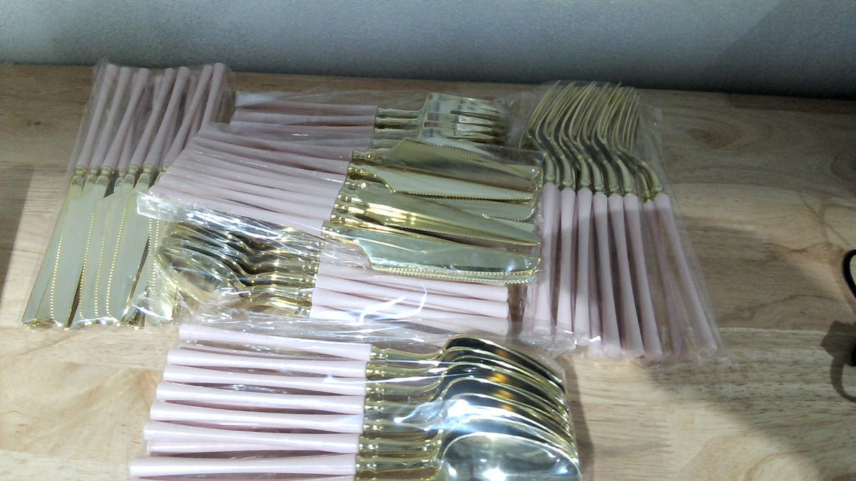 Juego de 90 Piezas de Cubiertos Plásticos Dorados Lullaby con Mango Rosa, Incluye 30 Tenedores, 30 Cucharas, 30 Cuchillos, Cubiertos Desechables Elegantes para Bodas, Fiestas y Reuniones