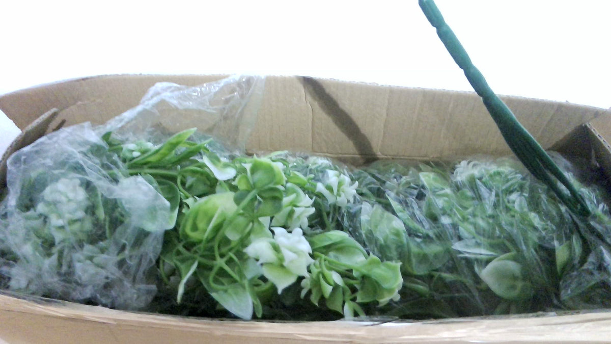 Plantas colgantes artificiales SJL enredadera falsa follaje resistente UV aire libre, plástico artificial exterior, enredadera colgante falsa 3 piezas jardín interior exterior boda fiesta decoración (blanco)