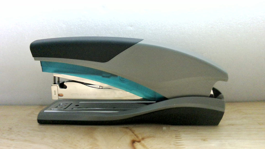 Engrapadora Swingline Capacidad 25 Hojas Optima 25 Libre de Atascos Esfuerzo Reducido Agarre Suave Azul y Gris 66404