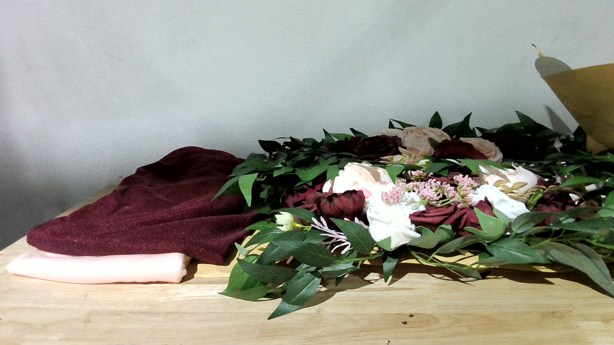 Kit de Flores para Arco con Tela Drapeada (Pack de 4) - 2 Arreglos Florales Artificiales en Burdeos y Rosa con 2 Piezas de Tela para Ceremonia de Boda y Decoracion de Recepcion