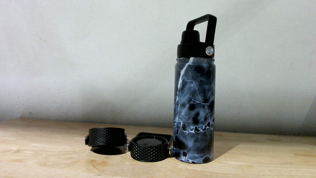 Botella de Agua Konokyo 18oz de Acero Inoxidable con Tapa y Popote, Diseño Marble Ocean, Sin BPA