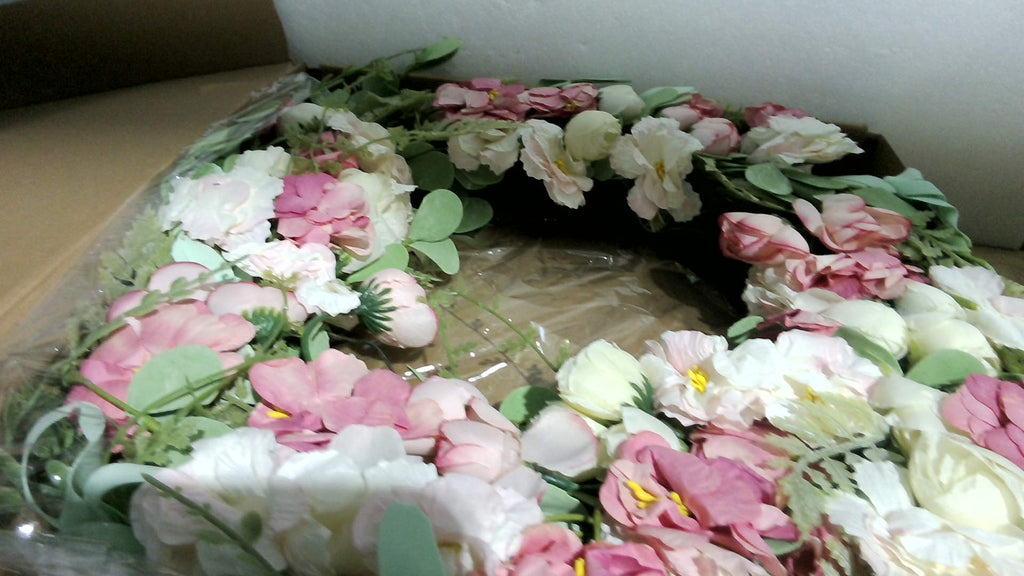 Corona Decorativa de Peonías Blancas y Rosadas 22 Pulgadas | Hecha a Mano, Estilo Farmhouse, para Puerta, Porche y Bodas