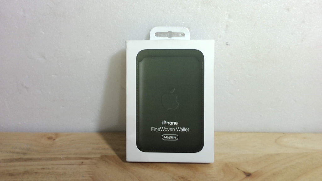 Billetera Apple FineWoven con MagSafe para iPhone – Compacta, Sujeción Magnética, Color Musgo