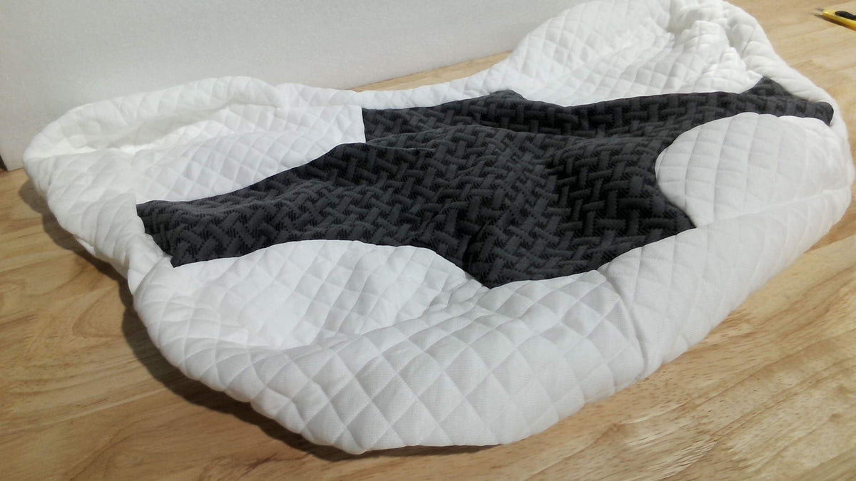 Funda de Almohada SAHEYER con 3 Orificios para Brazos – Alivio de Hombros para Dormir de Lado, Viscoelástica, Color Negro