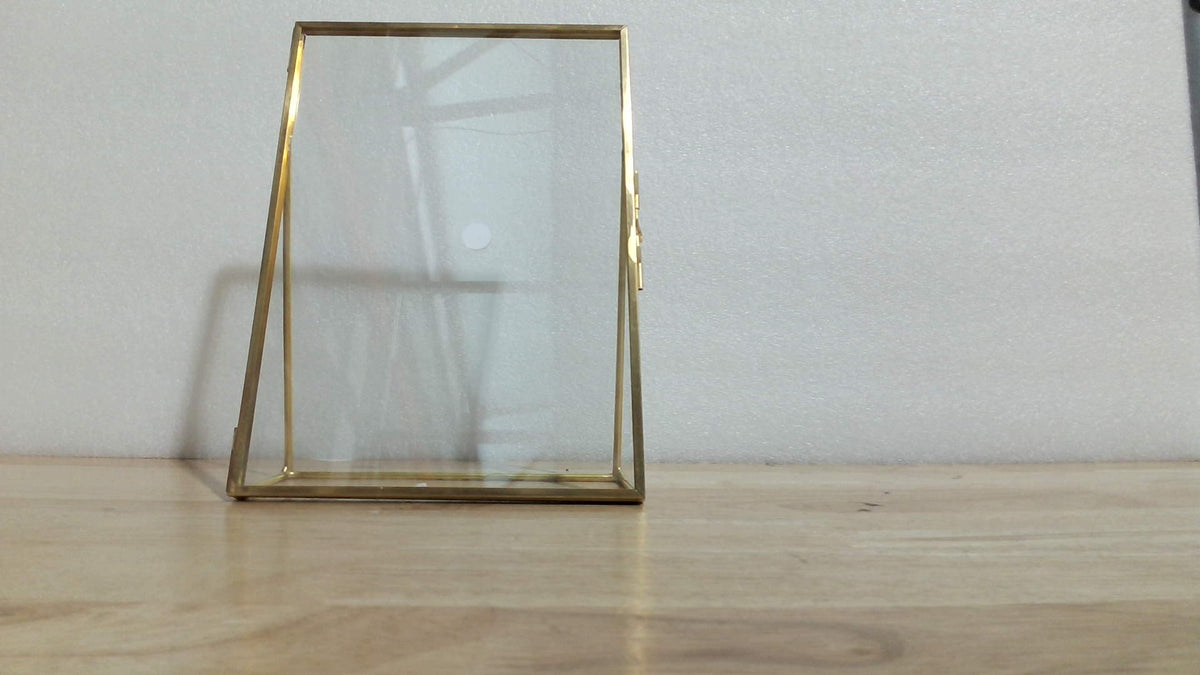 Marco de Fotos Levilan 5x7 – Estilo Vintage, Oro Envejecido, Latón con Cristal Prensado y Pie