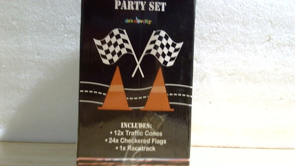 USADO - FALTA UNA PIEZA | Kit de Fiesta de Autos de Carreras 4E's Novelty – 38 Piezas con Conos, Banderas y Alfombra