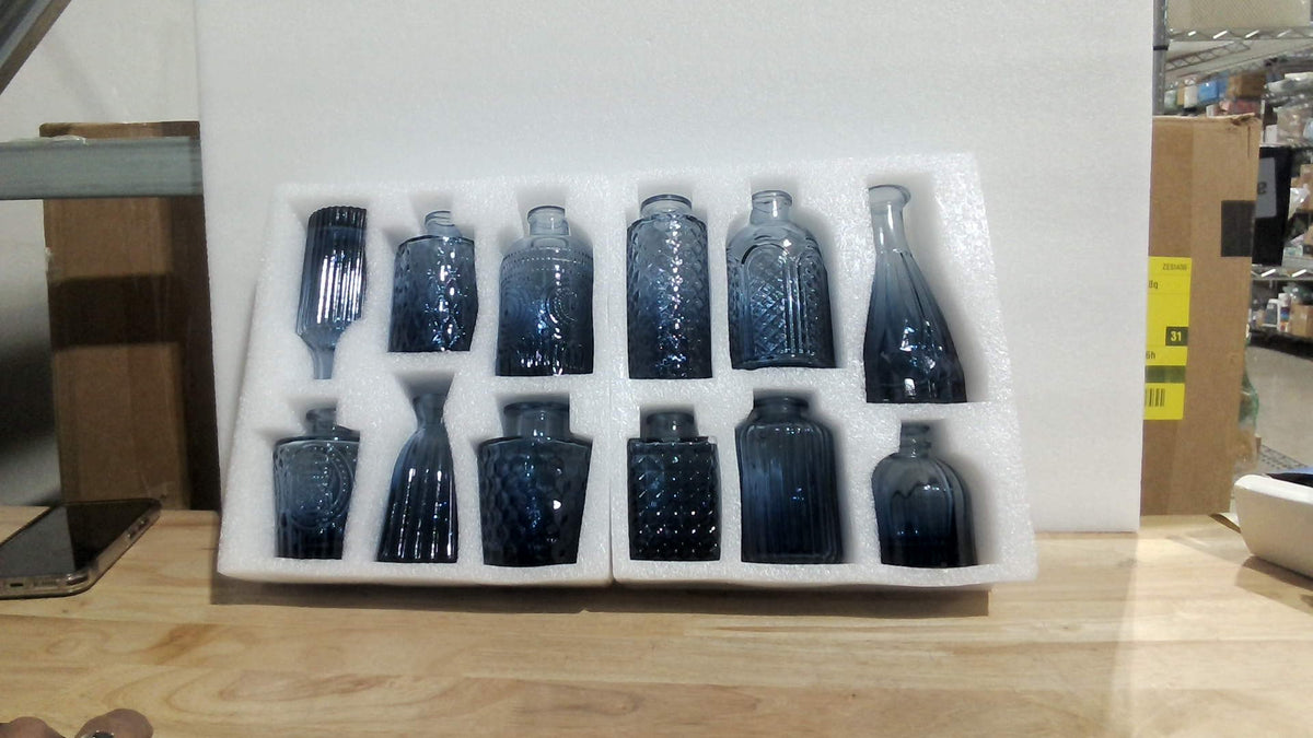 Set de 12 Mini Floreros de Vidrio Azul Cobalto – Diseños en Relieve Estilo Vintage y Botica | Arreglos Florales y Decoración