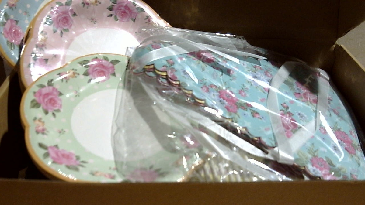 Umigy 98 piezas de decoración para fiesta de té, guirnalda floral de papel de 7,9 m, tazas de té de papel floral de 184 g con platos, juegos de tazas y platillos desechables para fiestas de cumpleaños de niñas y mujeres (clásico).