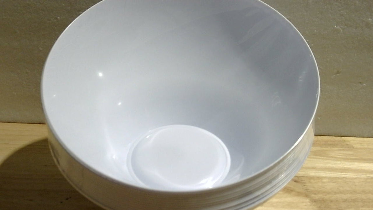 COLOR BLANCO -Liacere 16 cuencos de plástico blanco para servir - 1.6 litros (54 oz) - Cuencos de mesa inclinados para ensaladas y frutas - Desechables para patatas fritas y dulces - Ideales para fiestas, bodas y Año Nuevo