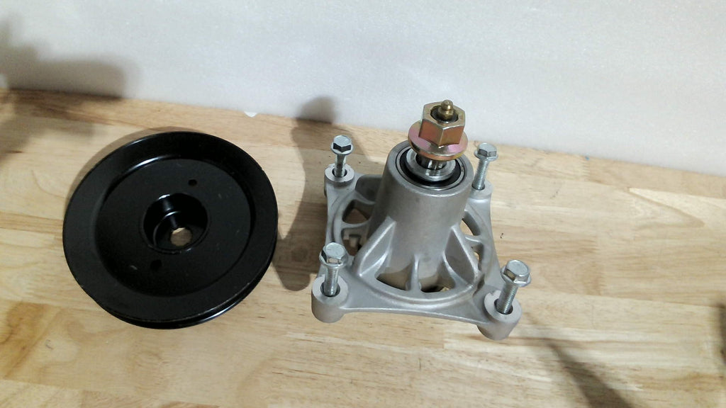 Conjunto de mandril POSEAGLE 587125201 con polea 539113962. Reemplaza los números de pieza Husqvarna 587125201, 532174356, 539107515, 532174358, 587255601 y 588586601 para plataformas Husqvarna de 46", 54", Z246, RZ4623, RZ46I, RZ5424 y RZ4621.