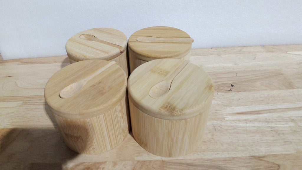 KongTiva Salero de bambú de 4 piezas con cuchara incorporada y tapa giratoria magnética, recipientes de bambú para sal y pimienta, caja de almacenamiento de condimentos para sal, pimienta, azúcar y especias, 170 g