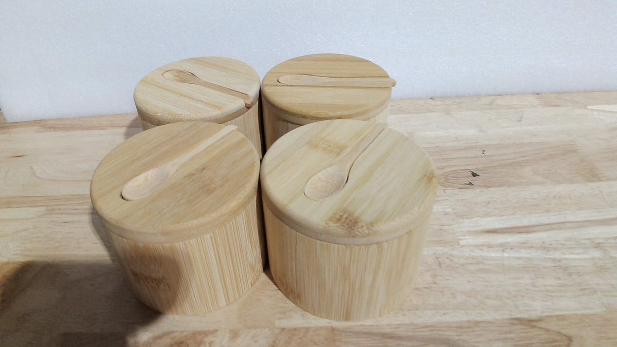 KongTiva Salero de bambú de 4 piezas con cuchara incorporada y tapa giratoria magnética, recipientes de bambú para sal y pimienta, caja de almacenamiento de condimentos para sal, pimienta, azúcar y especias, 170 g