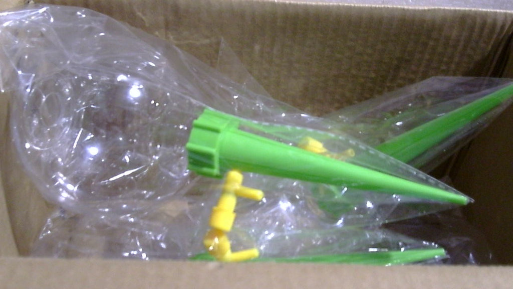 Paquete de 4 globos de autorriego de 500 ml con tapas: bombillas de riego automático para plantas, estacas de riego de liberación lenta para plantas en macetas de interior/exterior, sistema de riego para vacaciones, llenado superior, se adapta a la