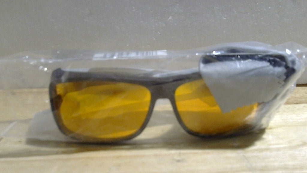Gafas CAXMAN con bloqueo de luz azul del 99,9%, gafas para dormir con lentes tintadas en naranja para un buen descanso. Se adaptan sobre gafas graduadas. Cubren completamente los ojos. Acabado en negro mate.