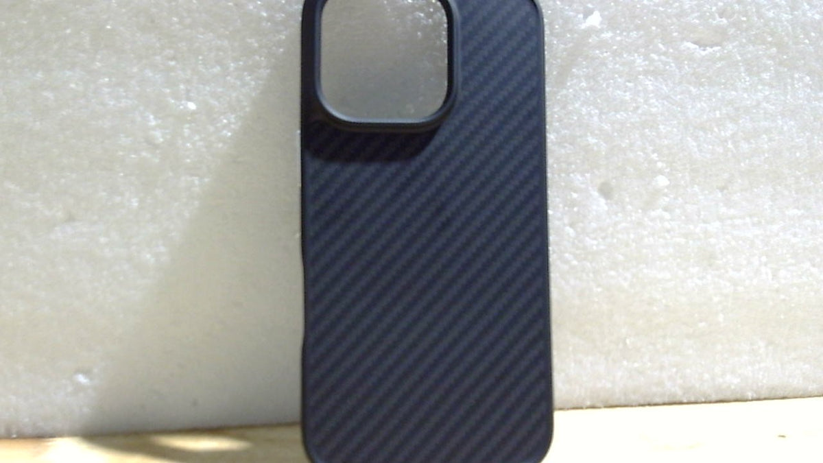 Funda TORRAS mejorada para iPhone 16 Pro con parte trasera de fibra de aramida y borde negro | Compatible con MagSafe, protección contra caídas de grado militar, imán más potente, airbag a prueba de golpes, botón de color, diseño delgado y resistente a