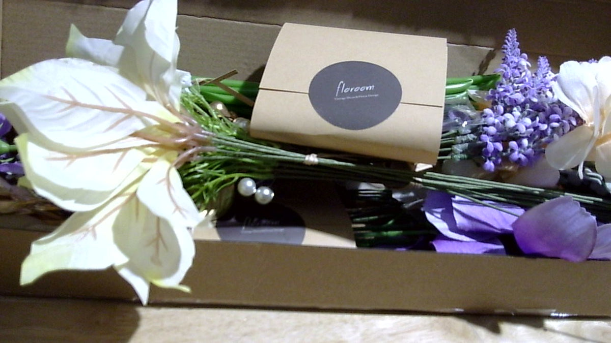 Juego de tallos de follaje artificial Floroom, 45 piezas con 9 tipos de flores artificiales para ramos de novia, arreglos florales para bodas y centros de mesa, color lavanda y dorado.