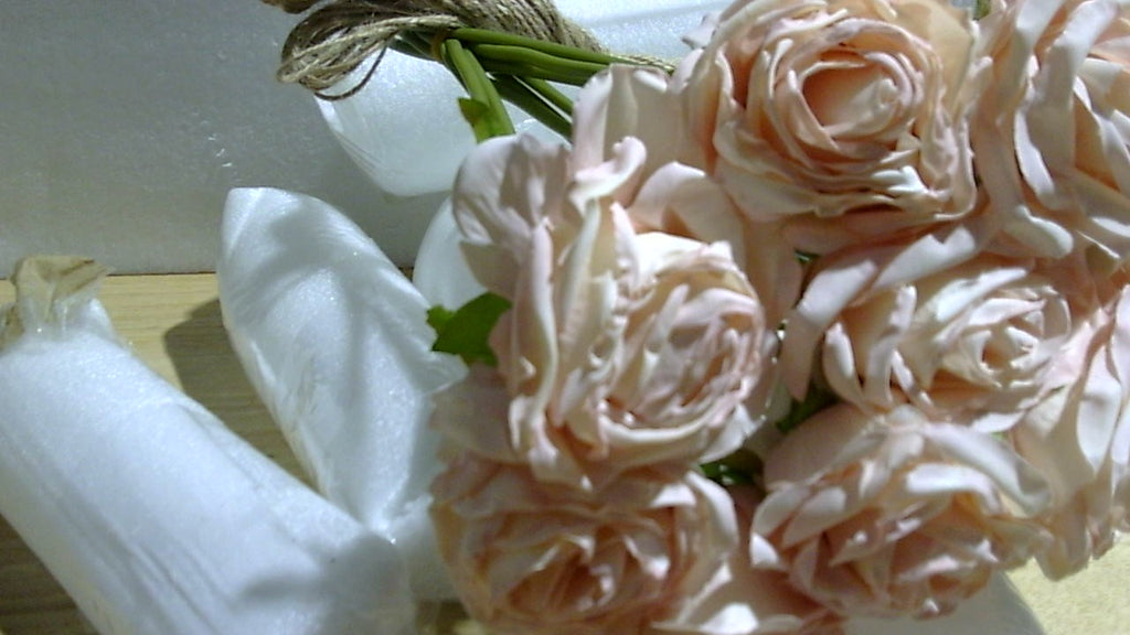 Qinyoung Juego de 10 piezas de centro de mesa de hierba de la Pampa seca para bodas, baby showers y fiestas. Incluye 10 jarrones de cristal con flores, 10 rosas artificiales y 80 ramas de hierba de la Pampa seca con cuerda para decoración rústica de