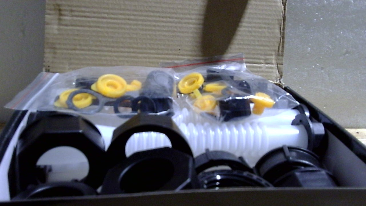 Kit de reemplazo de boquilla para bidón de gasolina (kit de 6 piezas - blanco). Todas las juntas vienen instaladas y listas para usar al recibirlas. Para bidones de gasolina de 1, 2, 5 y 10 galones. Fácil y cómodo de usar.