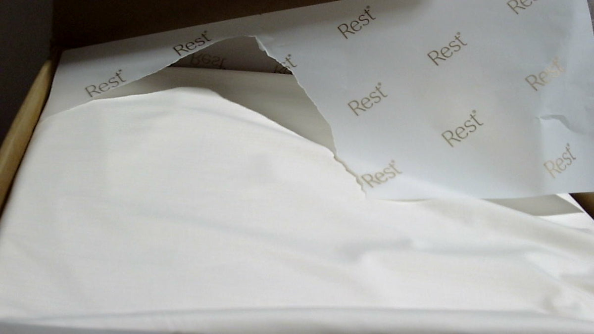 Juego de sábanas refrescantes REST® Evercool®+, tamaño California King, color marfil nieve, sábanas transpirables para personas que suelen sudar por la noche, incluye fundas de almohada y está confeccionado con hilo plateado autolimpiante iónicO