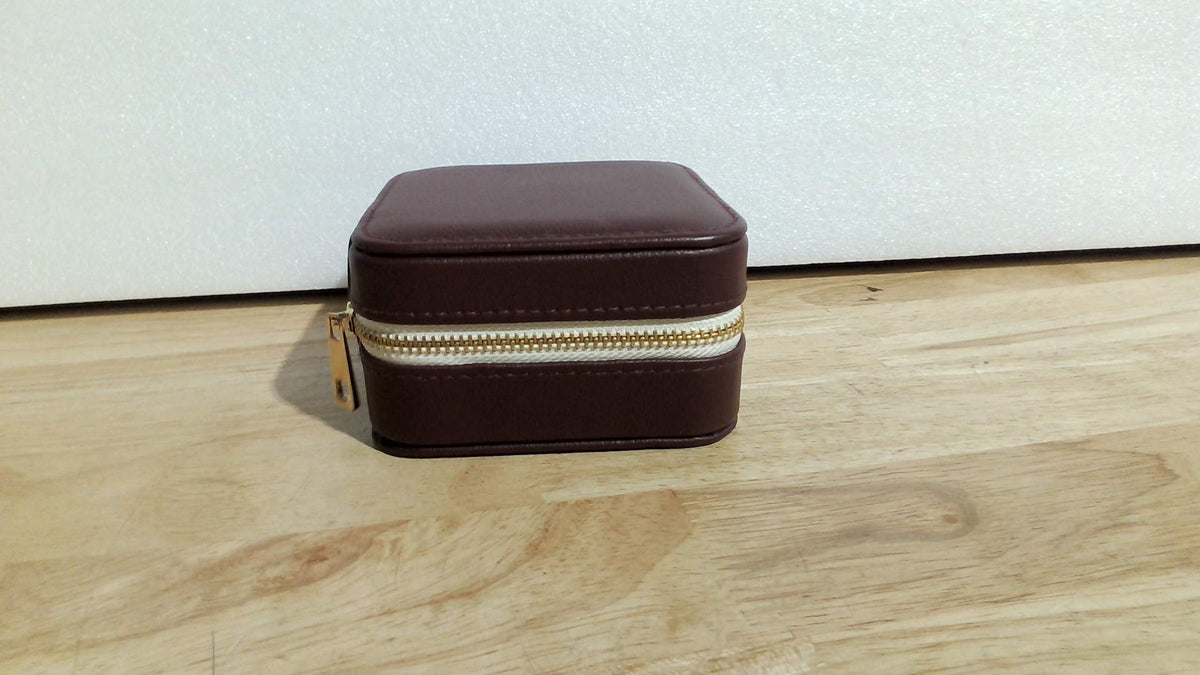 Estuche organizador de joyas de viaje de cuero genuino NGVRC con espejo para mujer, mini joyero portátil pequeño para pendientes, anillos, collares y pulseras (color burdeos)