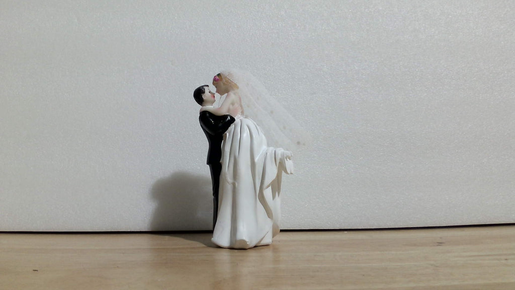 Adornos modernos para pastel de bodas: figura hecha a mano de novios para decoración, adorno rústico para pastel de bodas, divertida estatua de pareja para decoración de escritorio, abrazo volador.