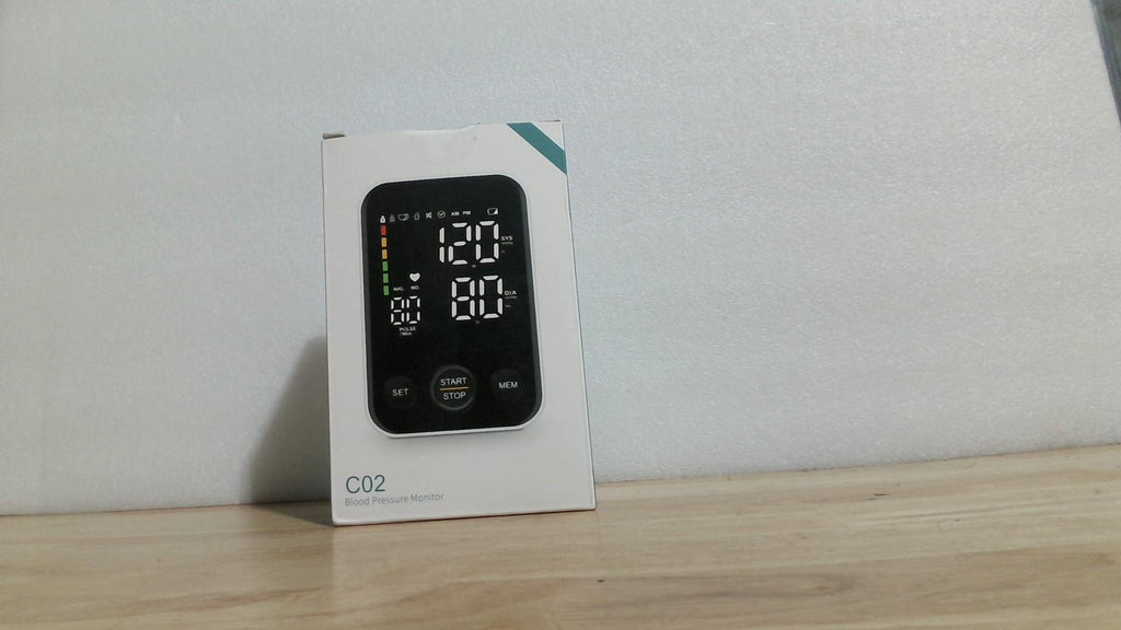 Monitor de presión arterial Oklar para brazo, ideal para uso doméstico. Esfigmomanómetro con memoria para 2x120 lecturas, brazalete ajustable de 8.7" a 15.7", pantalla grande con retroiluminación LED y bolsa de almacenamiento.
