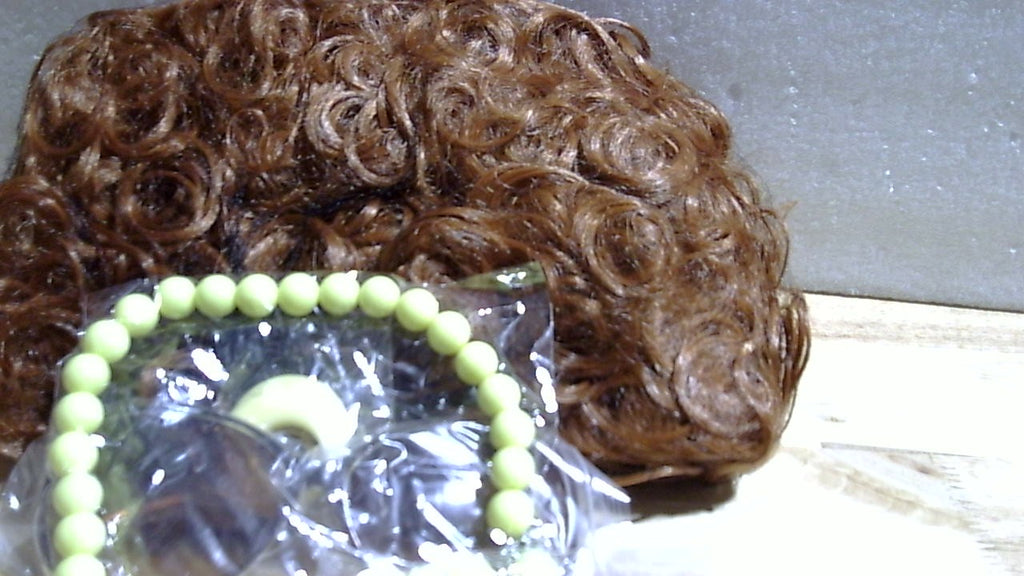 Peluca rizada roja anaranjada de Bettecos para mujer, disfraz, peluca corta de cabello sintético rojo anaranjado con collar de cuentas amarillas, pendientes y gafas para adultos, cosplay de mujer, fiesta de Halloween
