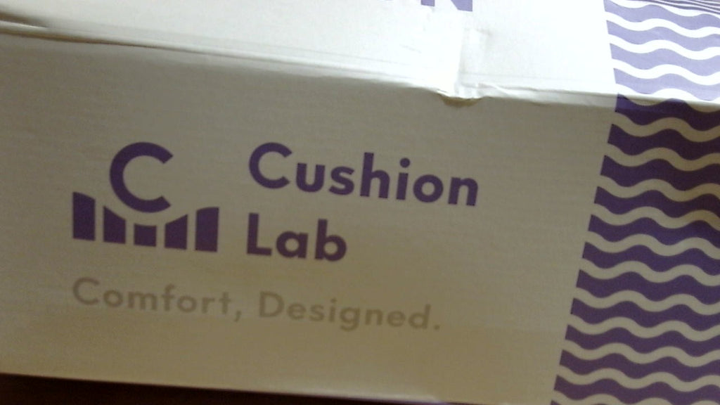 Cojín de asiento patentado C CUSHION LAB para aliviar la presión durante largas horas sentado en sillas de oficina/hogar, coche o silla de ruedas. Espuma viscoelástica extradensa para cadera, coxis y ciática. Gris claro.