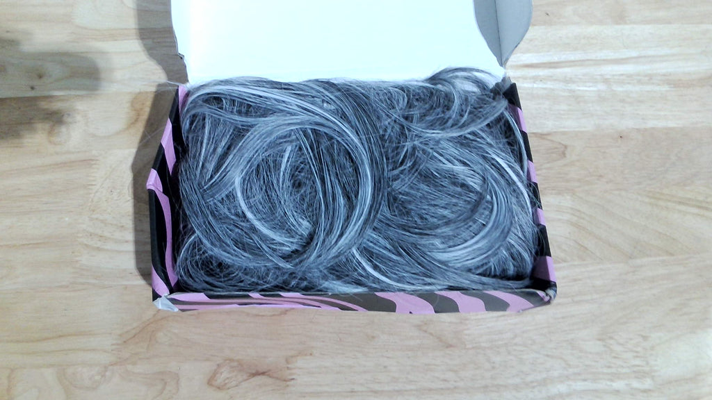 FESHFEN Hair & Beauty. Es la presentación oficial utilizada por la marca para su línea de extensiones de cabello sintético, pelucas y postizos (como colas de caballo o moños scrunchie)