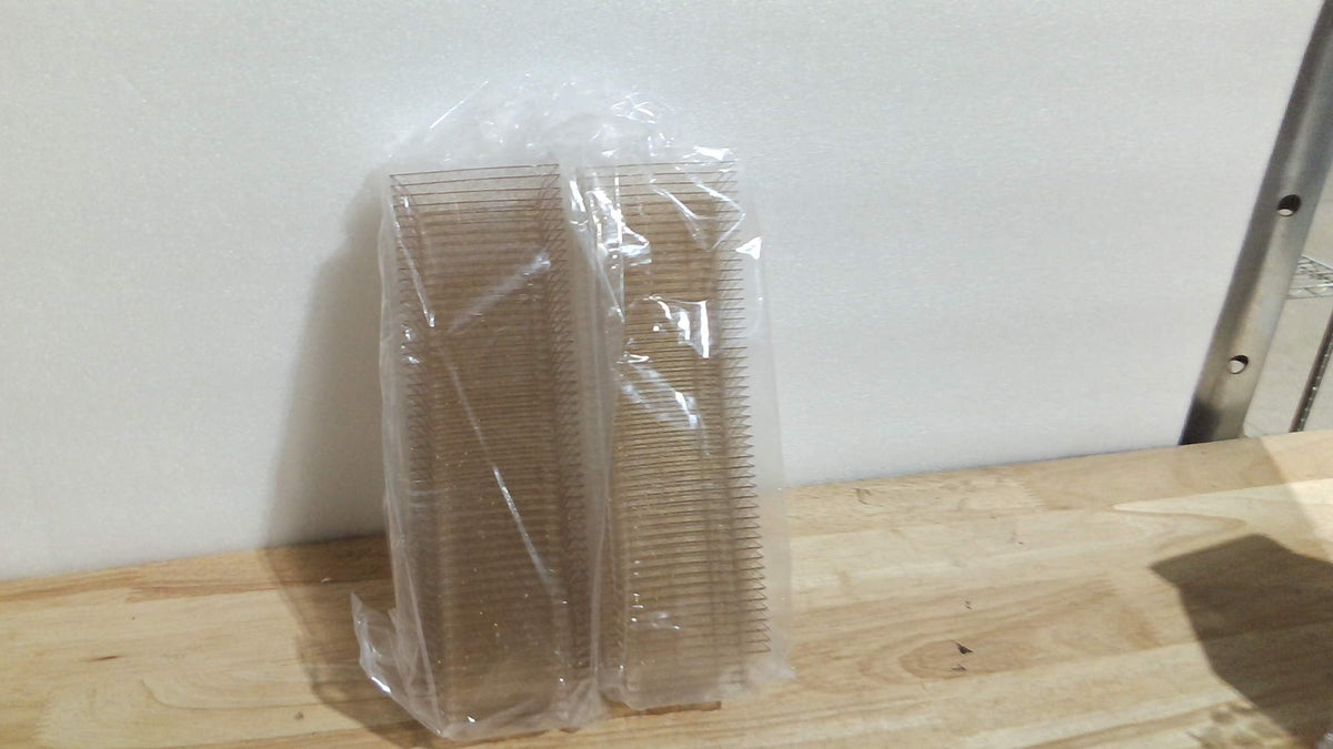 Acellegic 100 Mini Platos para Aperitivos, Paquete de 1 oz, Platos Cuadrados de Plástico de 2.4 pulgadas, Bandejas Desechables para Aperitivos, Ideales para Bodas, Despedidas de Solteros, Ensaladas, Pasteles, Meriendas y Fiestas de Cumpleaños (Dorado)
