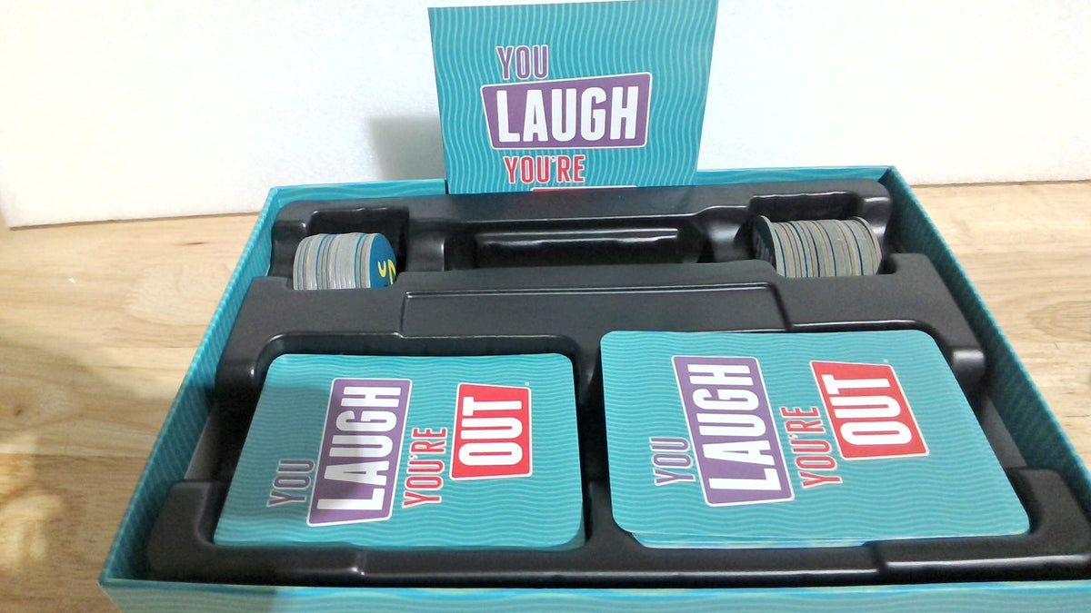 Si te ríes, quedas fuera [Un juego de mesa con divertidas charadas. Juegos de cartas familiares para adultos y adolescentes | Un regalo ideal para el Día del Padre | 125 tarjetas con indicaciones. Diversión para noches de juegos y fiestas familiares | A