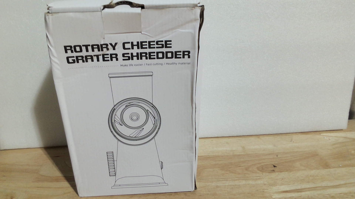 Rallador de queso giratorio manual KEOUKE blanco - Rallador, rebanador y molinillo con 3 cuchillas de acero inoxidable, succión estable, mango ergonómico, herramienta de cocina segura para queso, verduras, frutos secos y chocolate.