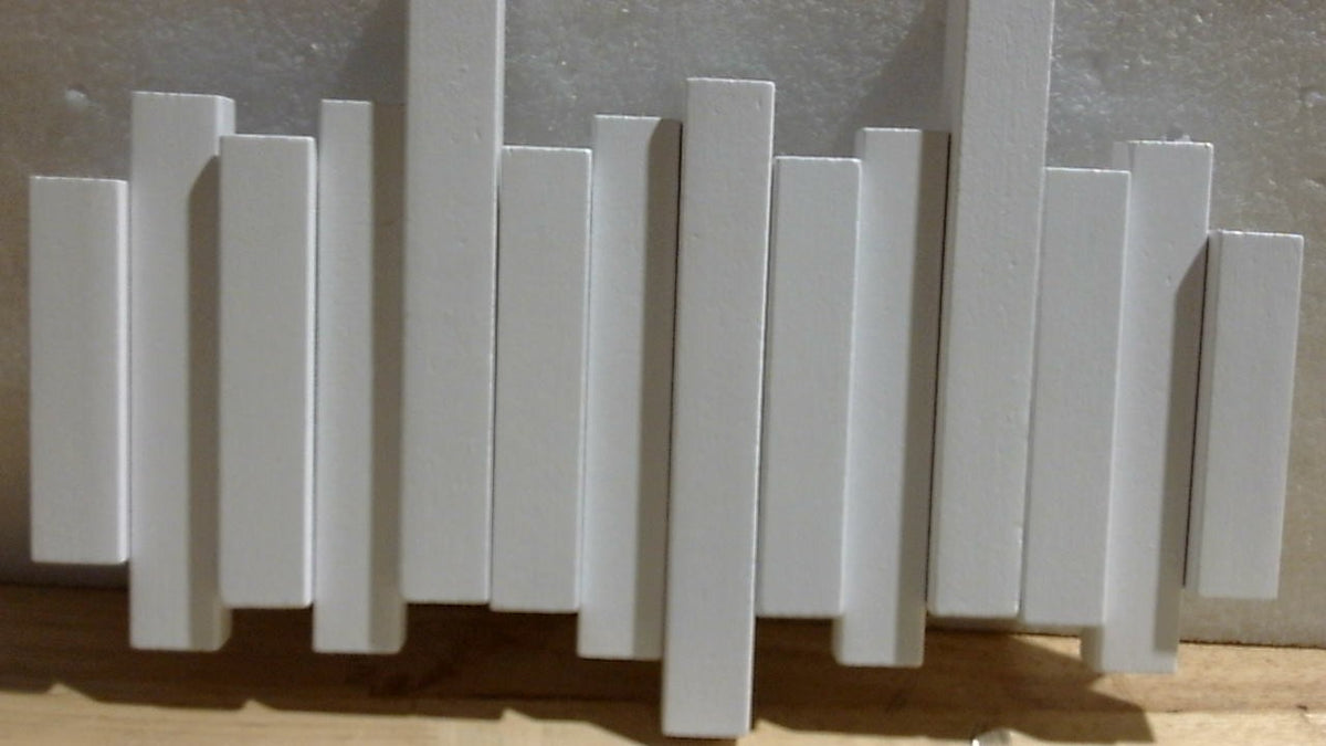 Perchero de pared CAQ de madera con forma de teclas de piano, perchero moderno con 4 ganchos magnéticos abatibles, soporta hasta 50 kg, organizador de almacenamiento para el hogar que ahorra espacio, color blanco.