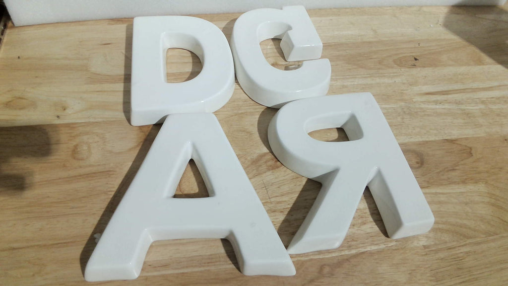 SiliFine 4 piezas de tablas de charcutería con letras de graduación 2026, letras de cerámica rellenables, caja pequeña blanca reutilizable con alfabeto, bandeja para servir comida, ideal para dulces, regalo de graduación y decoración para fiestas de
