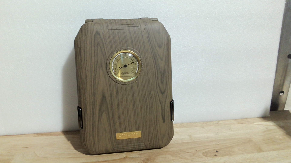 Estuche humidor de viaje para puros AWOTE - Forrado en cedro, cortador en V, humidor portátil con humidificador e higrómetro, capacidad para 7-9 puros, incluye encendedor - Set de regalo