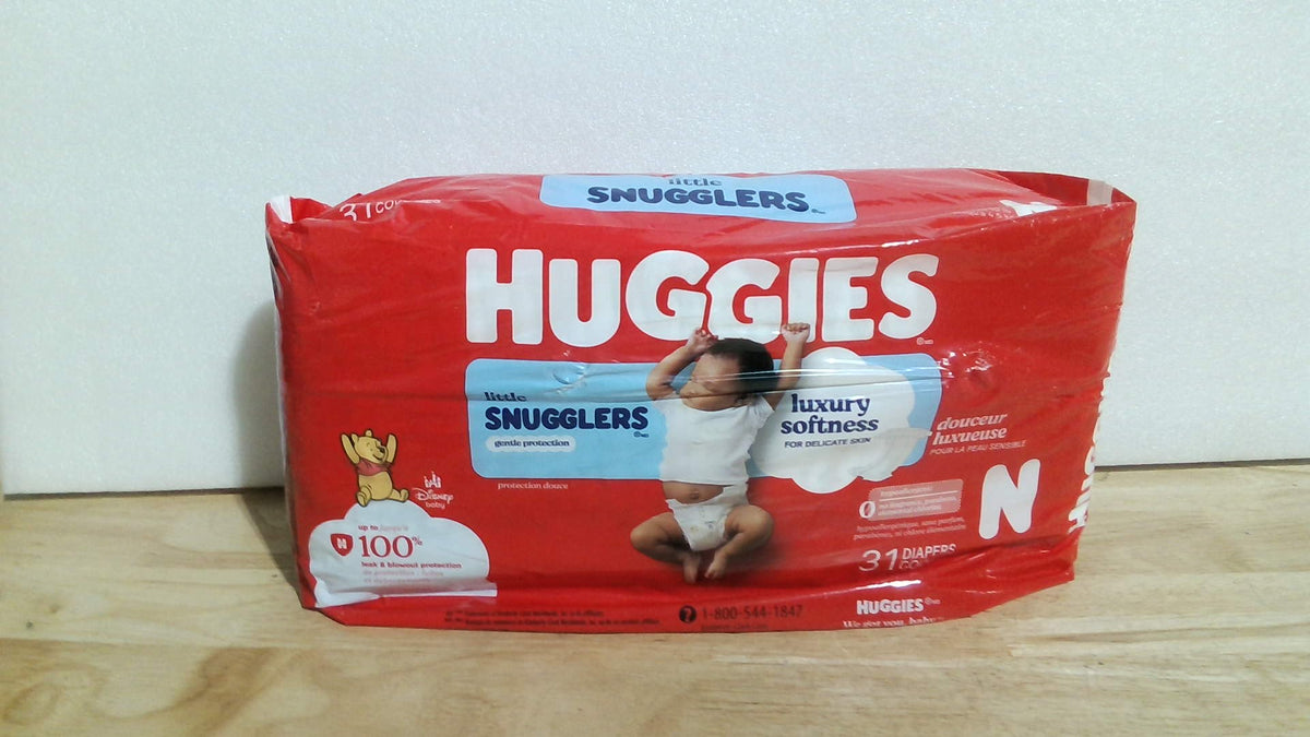 Pañales Huggies talla recién nacido, pañales Little Snugglers para bebé, talla recién nacido (hasta 4.5 kg), 31 unidades, el empaque puede variar.
