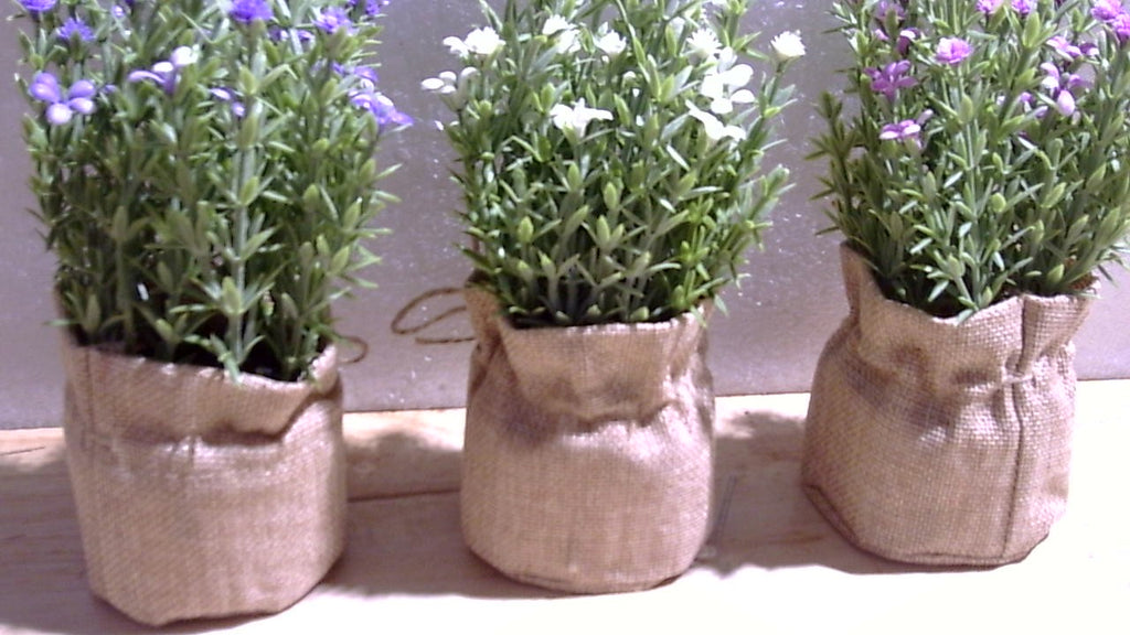Flores artificiales de paniculata Velener en pequeños jarrones de arpillera (3 unidades) - Flores artificiales de gypsophila para decoración de mesas de centro, estanterías, escritorios, cocinas y comedores.