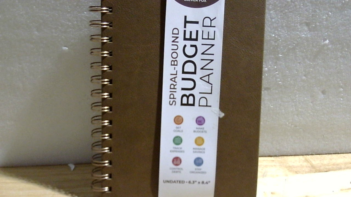 Agenda de presupuesto Clever Fox en espiral Cuaderno para el seguimiento de gastos Organizador de presupuesto mensual, libro de registro financiero y libro de cuentas para controlar su dinero Registro de facturas sin fecha, 6.3 x 8.4 pulgadas - Marrón