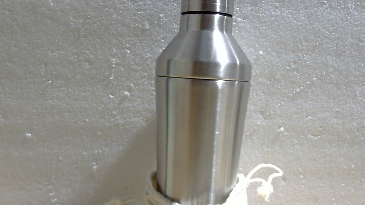 COLOR GRIS-Juego de coctelera aislada BARE BARREL | Acero inoxidable de doble pared | Coctelera para martinis para bar en casa | Sistema de medición de bebidas y colador integrados, bolsa de viaje, recetas | Set de regalo (Plata P.)