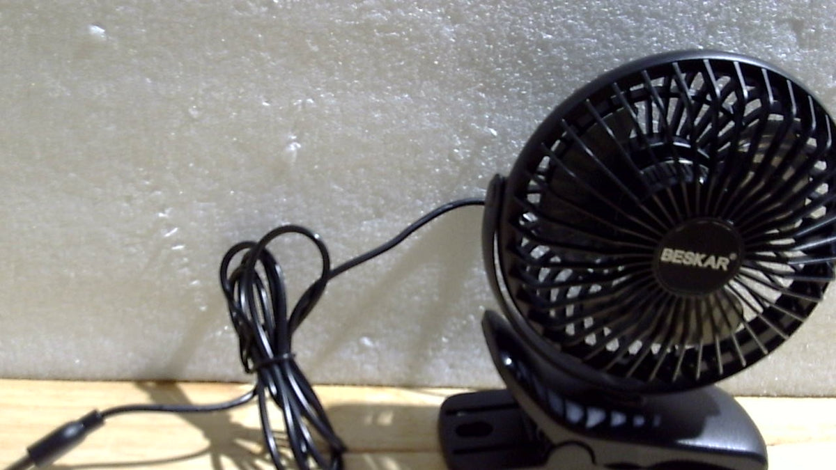 Ventilador pequeño con clip BESKAR, 3 velocidades, USB, con potente flujo de aire, clip y ventilador de escritorio con conexión USB y abrazadera resistente: funcionamiento ultrasilencioso para oficina, dormitorio, habitación infantil o cochecito de bebé.