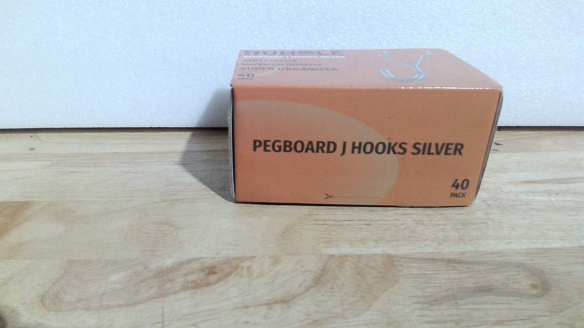 HUHOLE Paquete de 40 Ganchos para Tablero Perforado, Gancho en J ★ Ganchos en J plateados de 2.5 cm para tablero perforado ★ Ganchos resistentes para tablero perforado para colgar joyas, llaves, artículos de venta al por menor y herramientas pequeñas ★