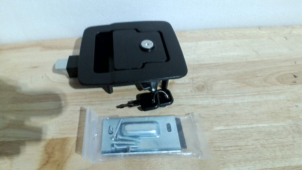 Cerradura de golpe para entrada de caravana AP Products 015-246219, negra