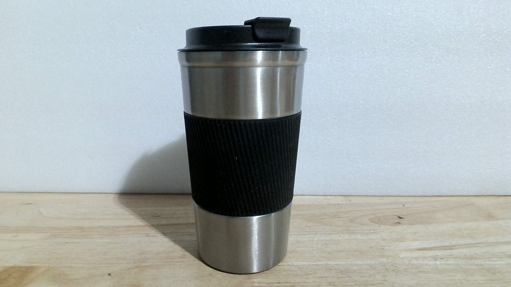 Taza de café de viaje aislada YINBAOGE, a prueba de derrames y fugas, portátil, de acero inoxidable, para llevar de camping, reutilizable, con tapa para bebidas frías y calientes (plateada y negra, 500 ml).